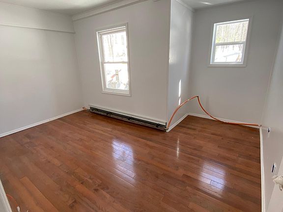 3rd image of 14 Maple St