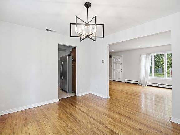 3rd image of 557 Monroe Ct