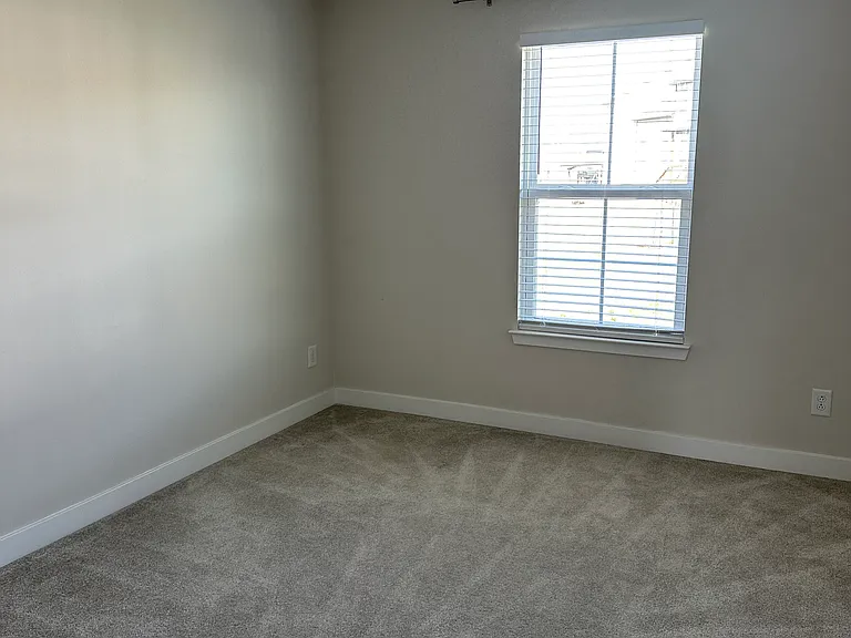 221 Pryor Dr — Photo 16