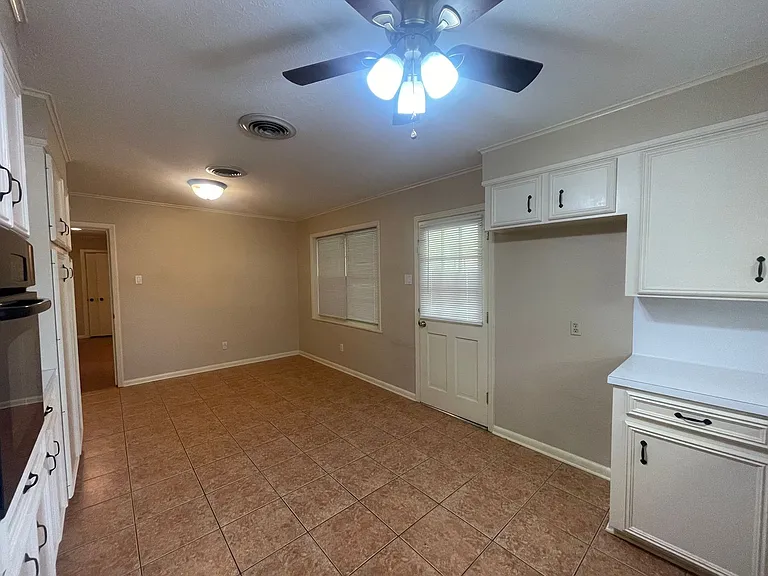 315 E Southfield Rd — Photo 6
