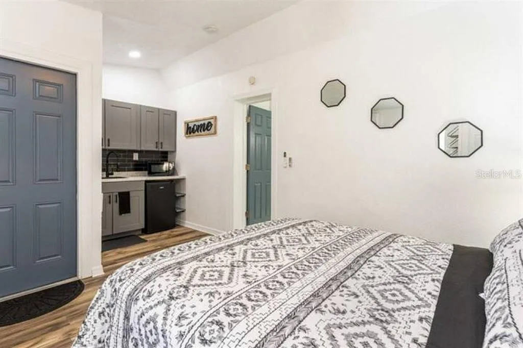 1 bed, 1.0 bath, 202 sqft, $1,800 — Photo 4