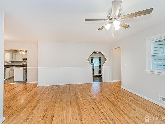 3rd image of 90 Oak Hill Dr