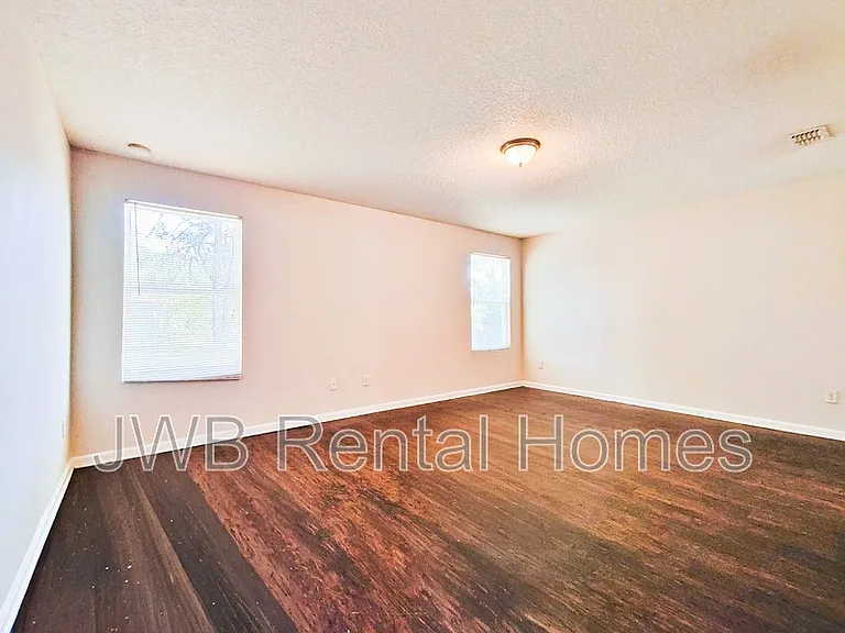 6221 Lamar Dr E — Photo 8