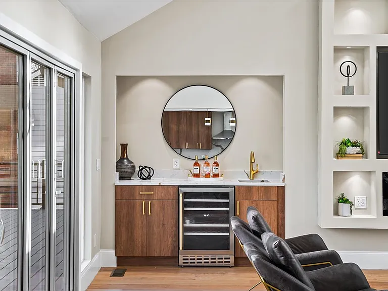 250 Bruton Way — Photo 4
