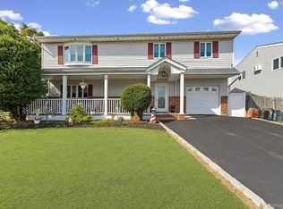 769 Bay Pl, Lindenhurst, NY 11757