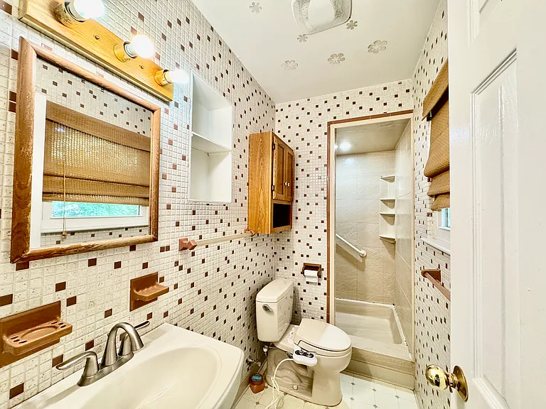 29 Waverly Dr W — Photo 11