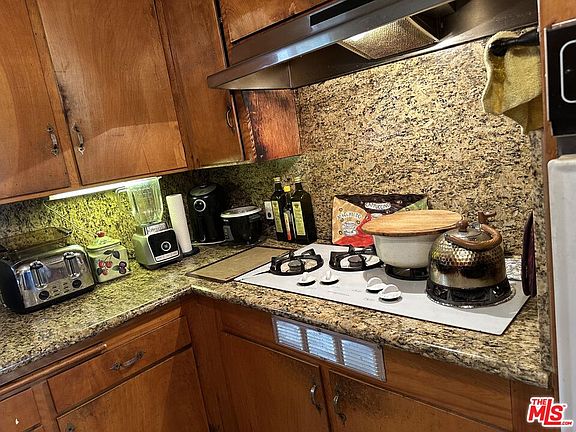 5th image of 1600 N Hobart Blvd APT 16