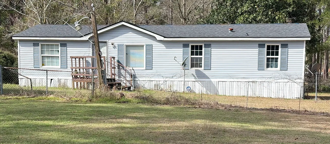 3 bed, $900 — Photo 1