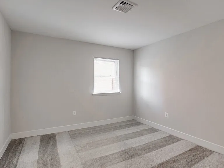550 S Dupont Pkwy — Photo 29