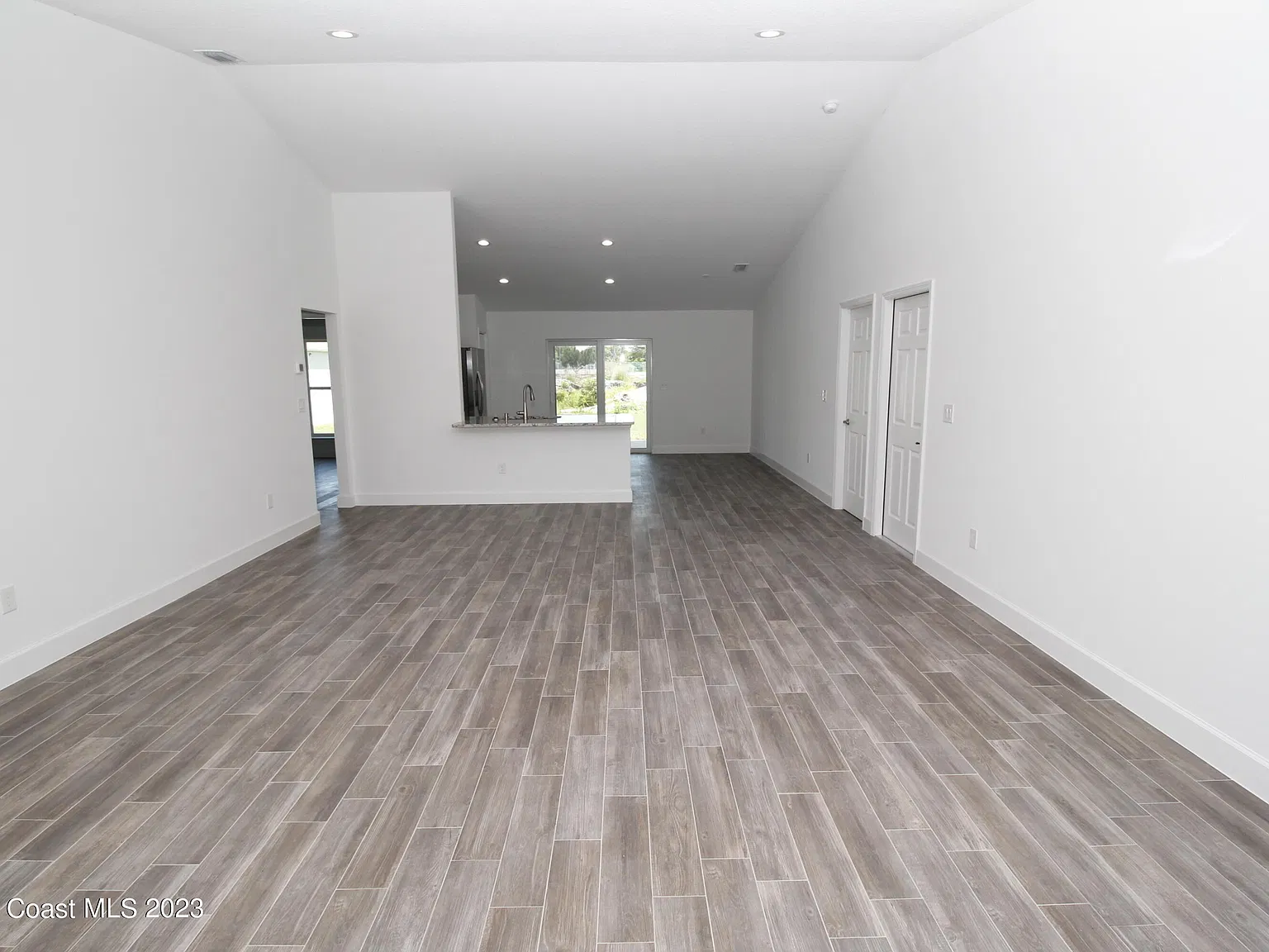 3 bed, 2.0 bath, 1800 sqft, $1,995 — Photo 3