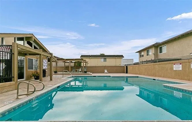 3 bed, 950 sqft, $3,000 — Photo 3