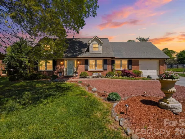 2315 29th Avenue Dr NE, Hickory, NC 28601