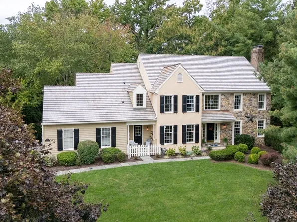 850 Springbank Ln, Wayne, PA 19087