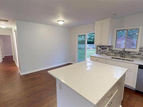 3rd image of 1717 Desoto Ln