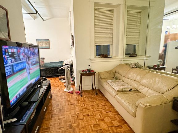 5th image of 2800 N Pine Grove Ave Unit 2G