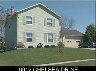 6912 Chelsea Dr NE, Cedar Rapids, IA 52402
