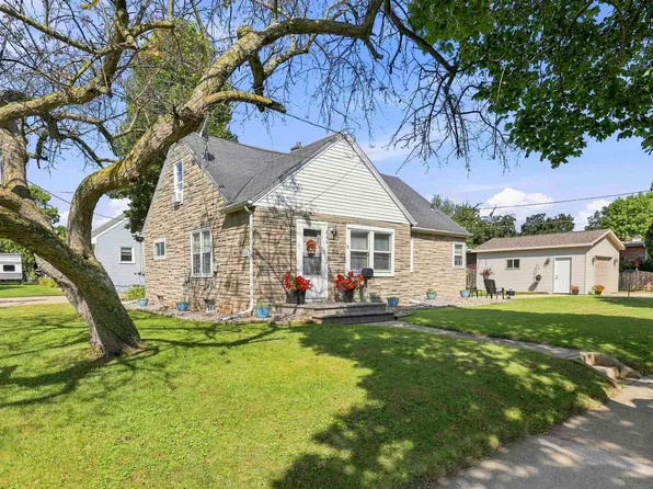 228 Kamps St, Combined Locks, WI 54113