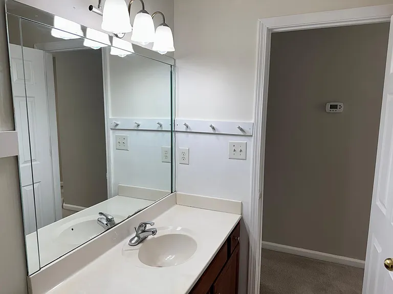 504 Thames Cir — Photo 7