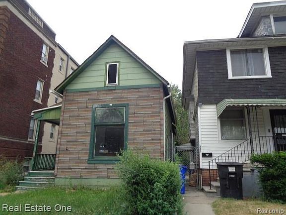 2nd image of 2141 Hubbard St