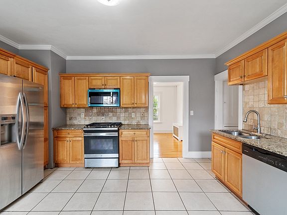 5th image of 103 Walton St