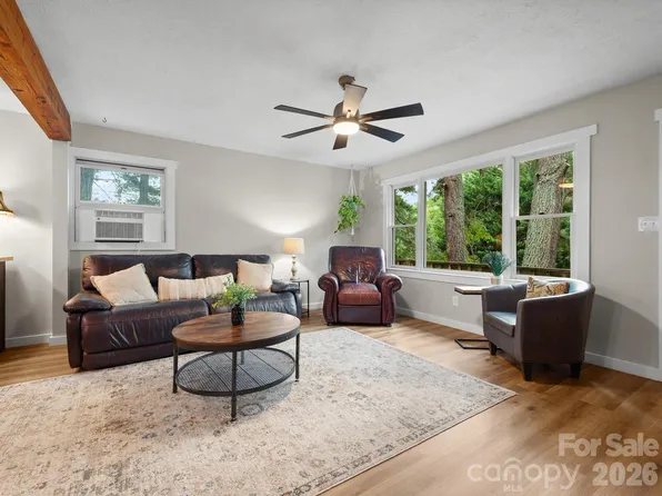 305 Youngs Cove Rd, Candler, NC 28715