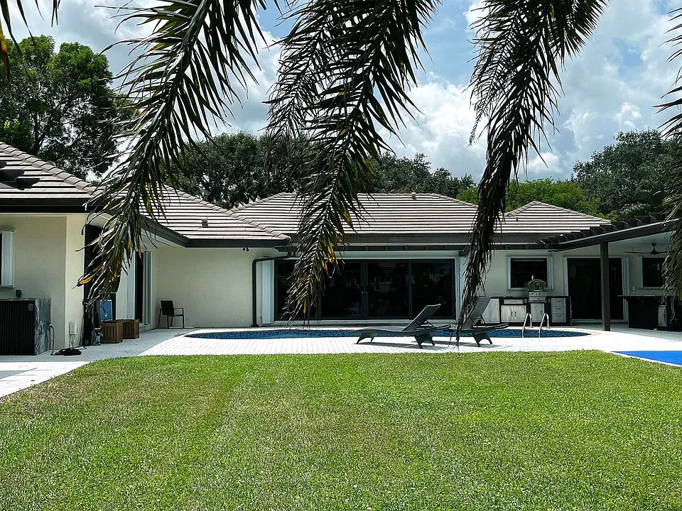 5125 Woodland Lakes Dr