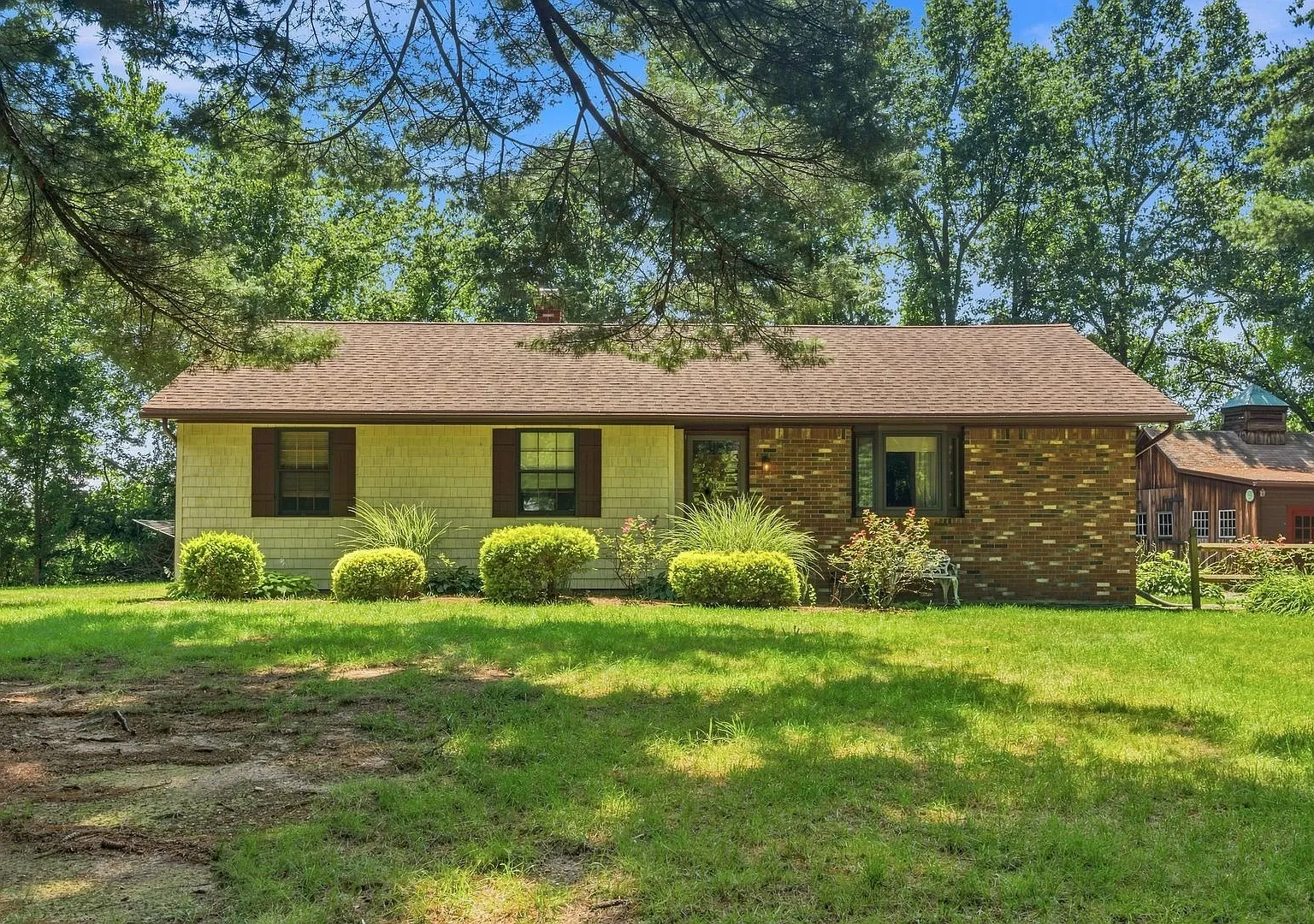 Spacious 3-Bedrooms Single Family House for Rent in Ludlow! — Photo 1