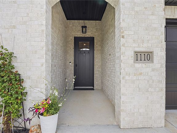 3rd image of 1110 Whistler St