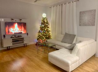 1049 NE 207th St, Miami, FL 33179