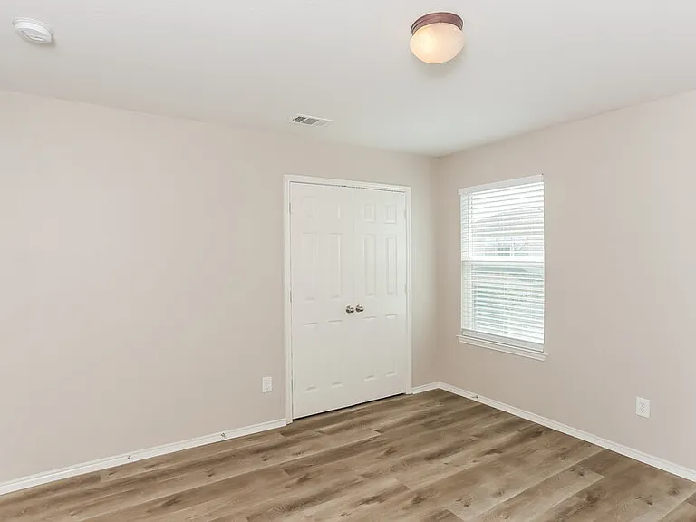413 Emerald Creek Dr — Photo 16