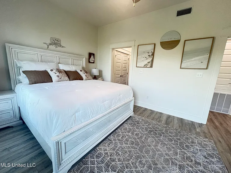 124 Court St — Photo 24