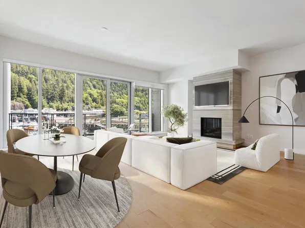 6707 Nelson Ave #303, West Vancouver, BC V7T 2G8