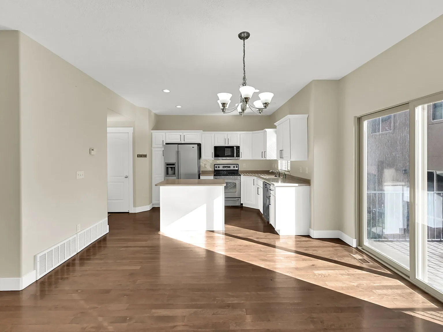 3 bed, 2.5 bath, 2355 sqft, $2,400 — Photo 4