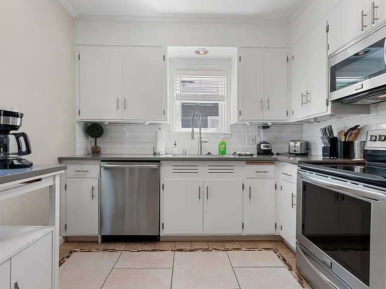 1338 W 8th St — Photo 30