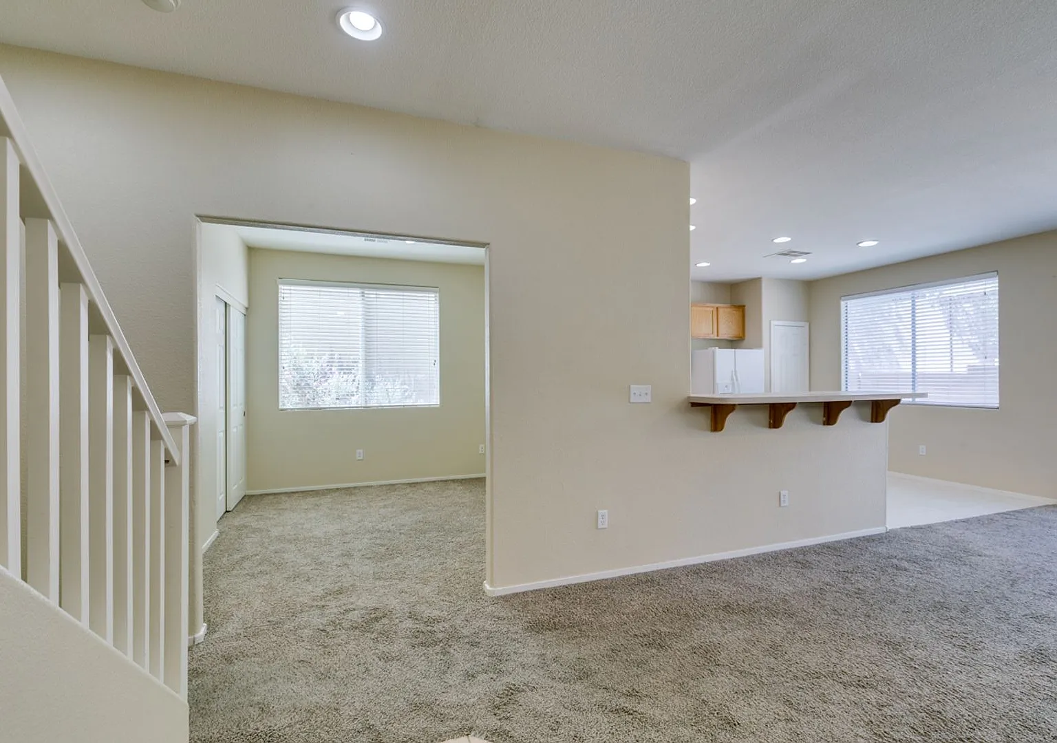 3 Bedroom 2 1/2 Bathroom w/Den & Loft — Photo 3