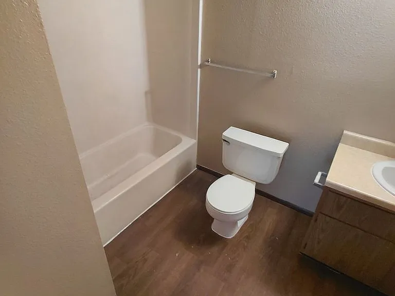 East Terrace Apts — Photo 14
