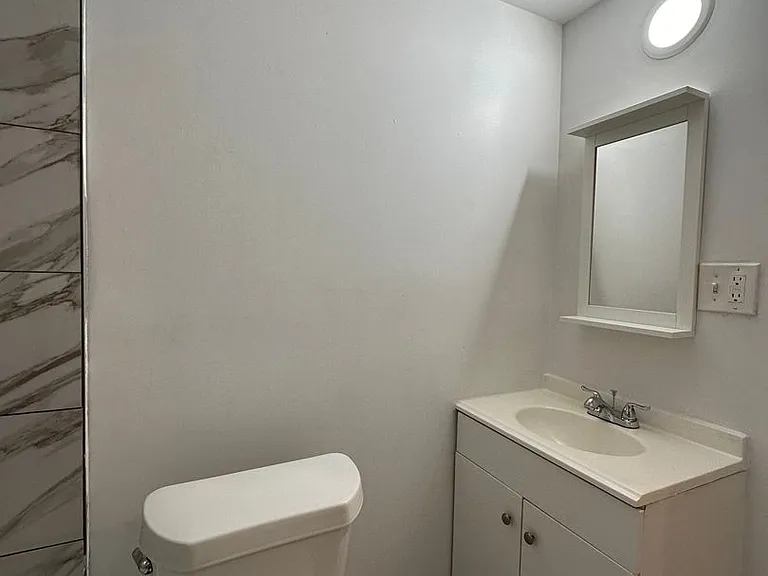 Manning Manor — Photo 31