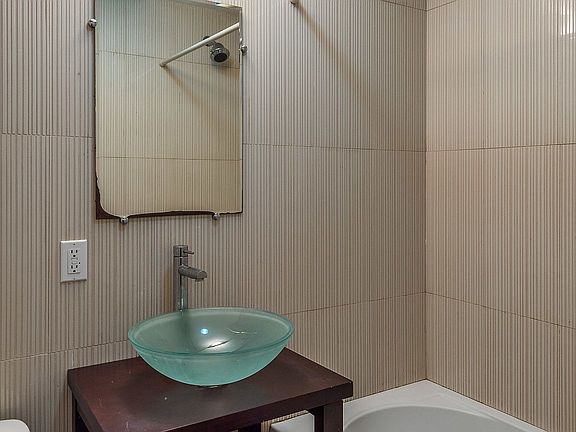 5th image of 59 Wilson Ave #1C