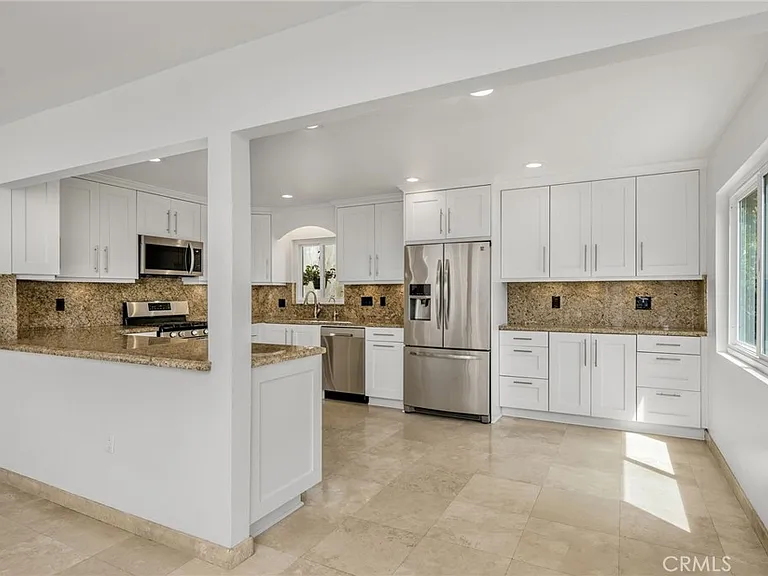 915 Miramar St — Photo 4