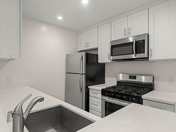 4th image of 501 1/2 Pacific St #206