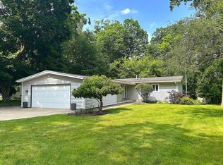 831 Sauganash Dr, Fontana, WI 53125