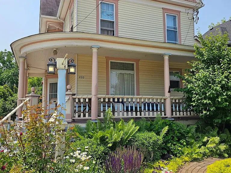 220 E South St — Photo 2