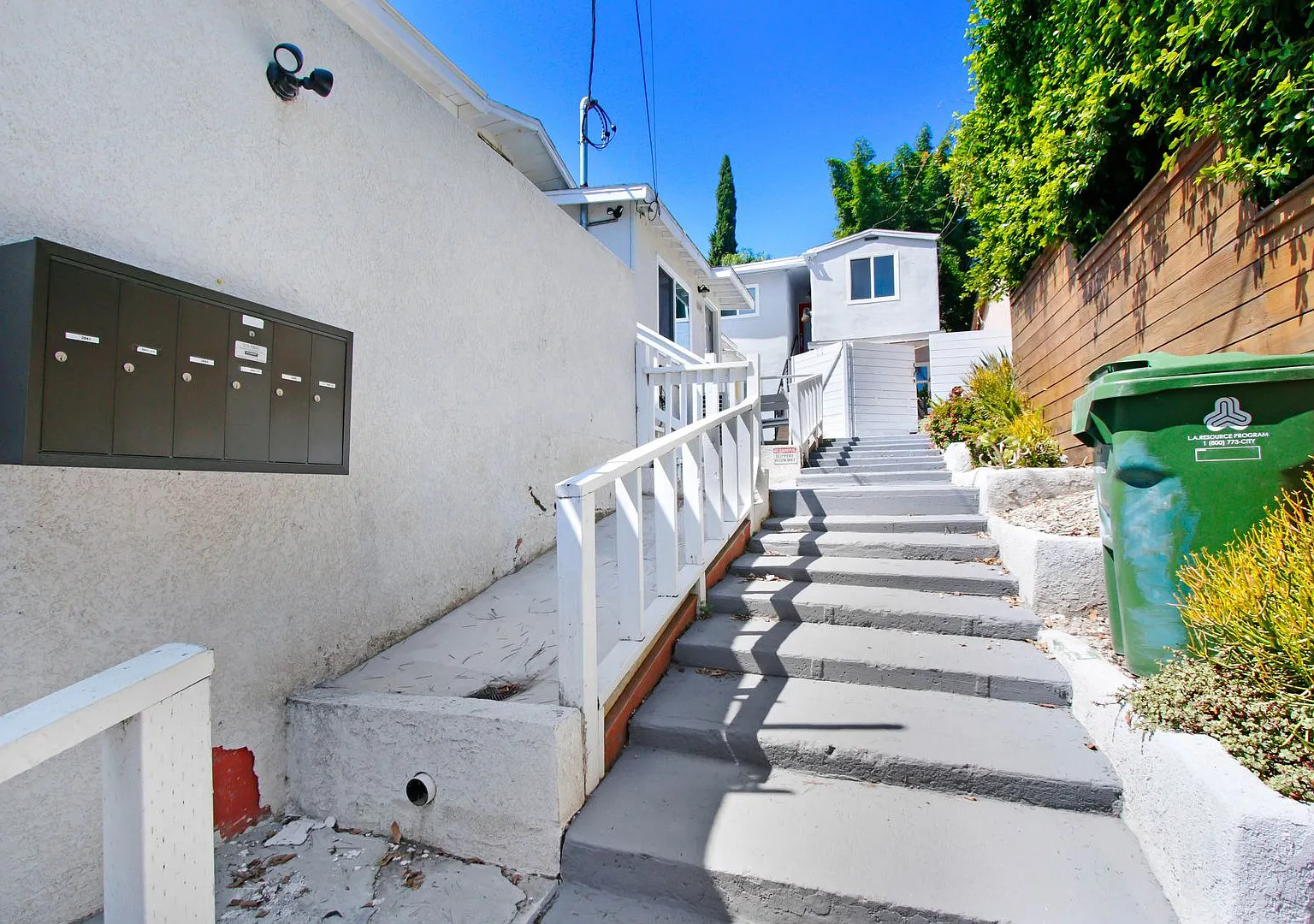 3 bed, 2 bath bungalow style home with private patio in Silver Lake is now available! — Photo 4