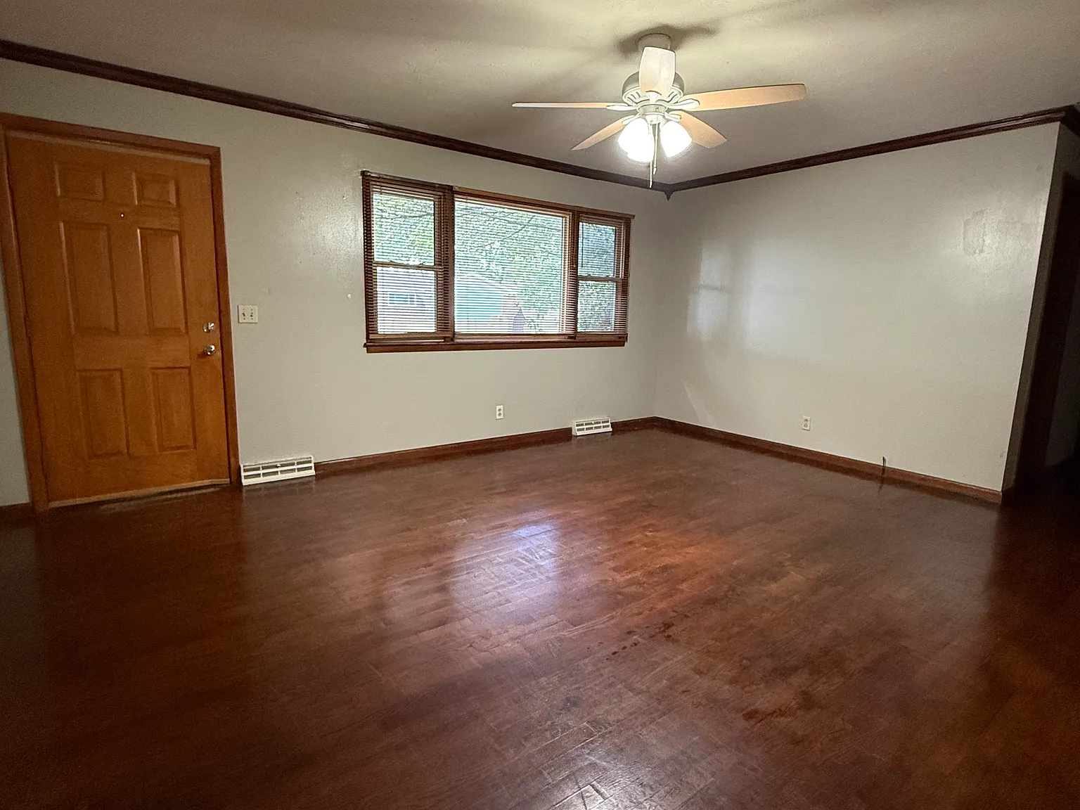 3 bed, 1.5 bath, 1245 sqft, $1,295 — Photo 2