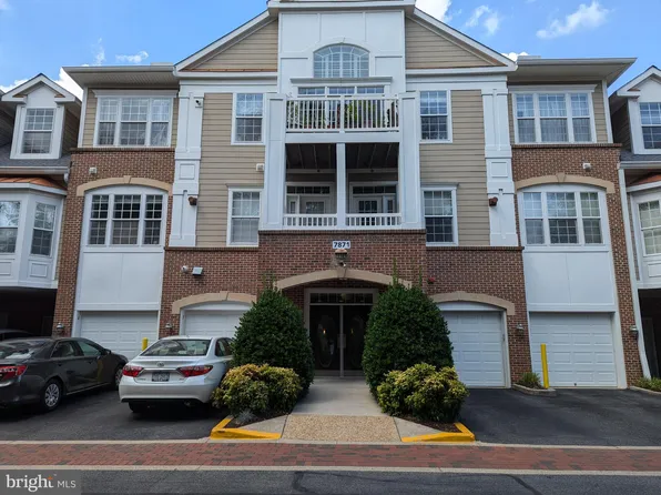 7871 Rolling Woods Ct APT 405, Springfield, VA 22152