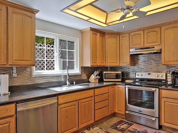 3rd image of 726 Pine Ct