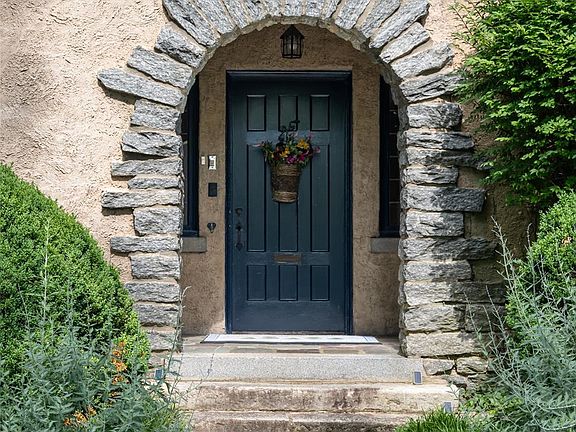 2nd image of 334 Vanderbilt Rd