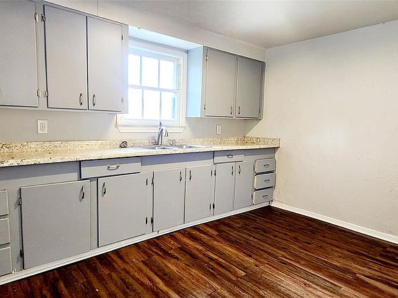 4th image of 136 W Marion St