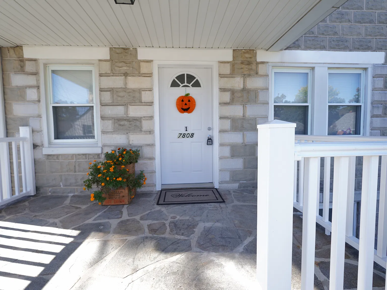 2 bed, 900 sqft, $1,800 — Photo 2