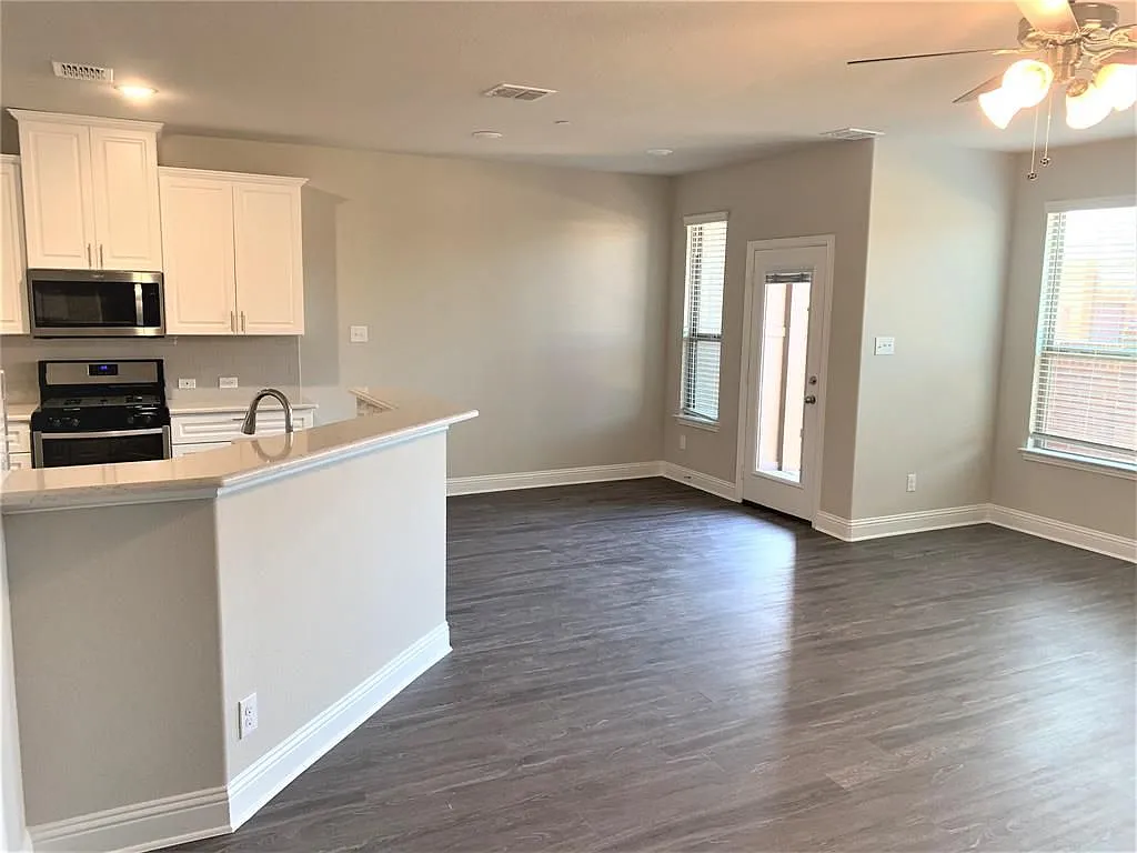3 bed, 2.5 bath, 1866 sqft, $2,800 — Photo 3